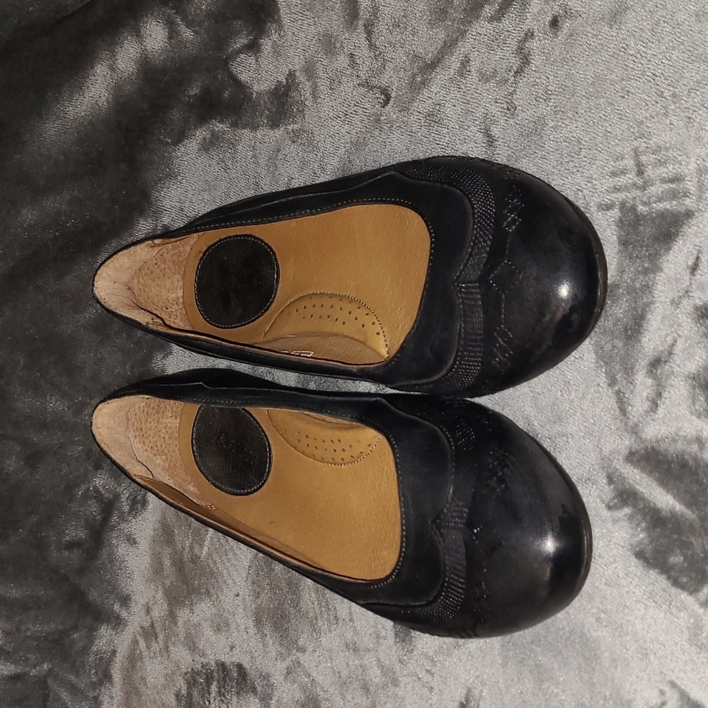 Ariat womens size 7.5  black leather slides.